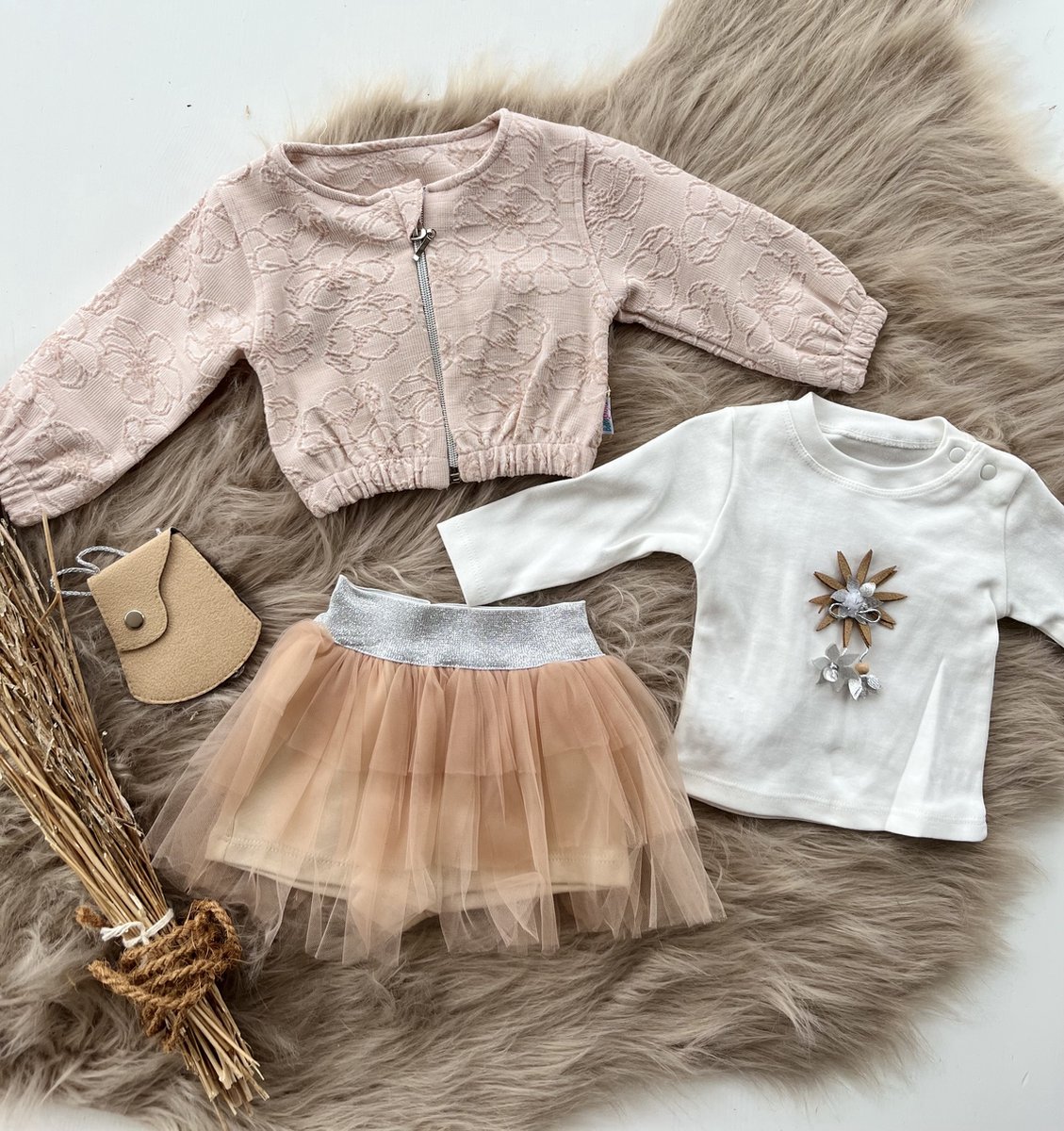 Goedkoopste luxe meisjesset - 4 delige babyset - vest, shirt, tulle broekrokje en tasje- kraamcadeau- geschenkset - babyshower -poederroze kleur-bloemetjes motief-gevoelige huid- 100 katoen- 6 tem 9 maanden