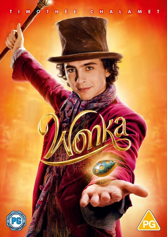 Jonge man met een hoge hoed, paarse jas, sjaal en toverstaf, houdt een gouden Wonka-logo en een blauw object vast.