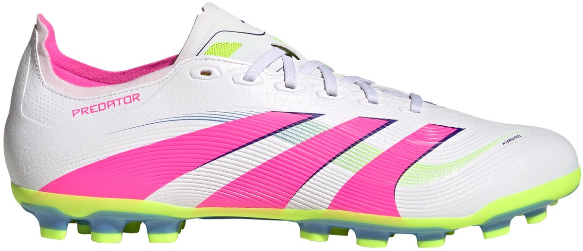 Witte adidas Predator League voetbalschoenen met 3D-textuur en opvallende roze en groene details, ontworpen voor kunstgras.