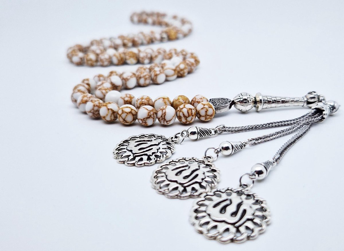 Handgemaakte tesbih "Tasbih" natuursteen "Wit howliet gesponnen goud" - Aantal kralen 99 - Diameter kralen 8MM - met metaal tassel "Allah Muzakhrafa" - Een mooi cadeau-idee