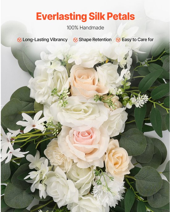 Close-up van een kunstmatig bloemstuk met crème, witte, champagne en lichtroze rozen, witte bloemen en eucalyptusbladeren.