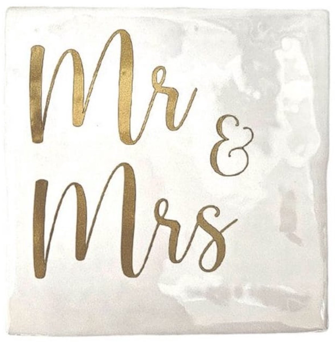 Tegeltjes met tekst: Mr & Mrs - Hip - Spreuktegel - verloofd - getrouwd - trouwen - bruiloft - Cadeau - Goud Wit - Keramiek - 10x10 cm