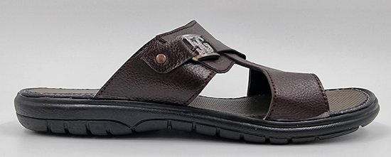 Bruine heren slipper met gekruiste banden en zilverkleurige gesp.