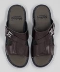 Bruine heren slippers met gekruiste banden en een zilverkleurige gesp.