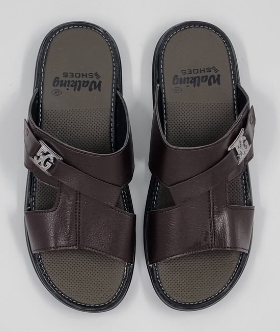 Bruine heren slippers met gekruiste banden en een zilverkleurige gesp.