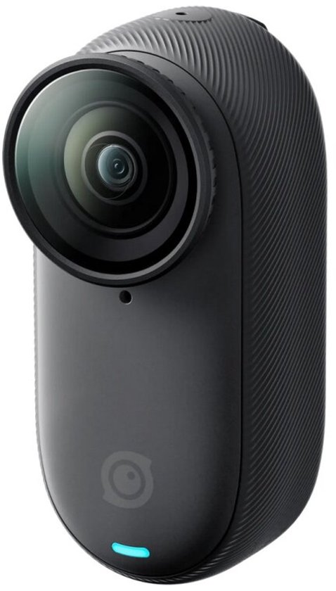 Schuine weergave van de zwarte Insta360 GO 3S action camera met lens en blauw lampje.