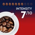 Intensiteit 7/10, weergegeven door 7 donkergebrande koffiebonen boven een kopje koffie.