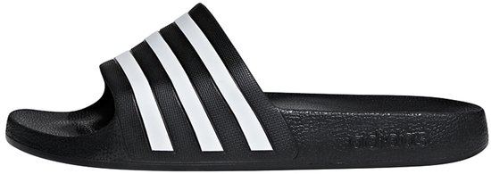 Zwarte slipper met drie witte Adidas-strepen over de band.