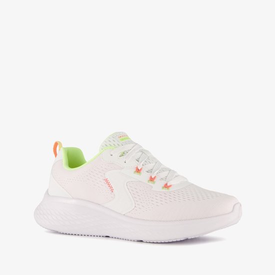 Sneaker blanche pour femme avec accents lime et orange, profil partiel.