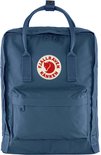 Blauwe Kånken rugzak met het Fjällräven logo en een voorvak.