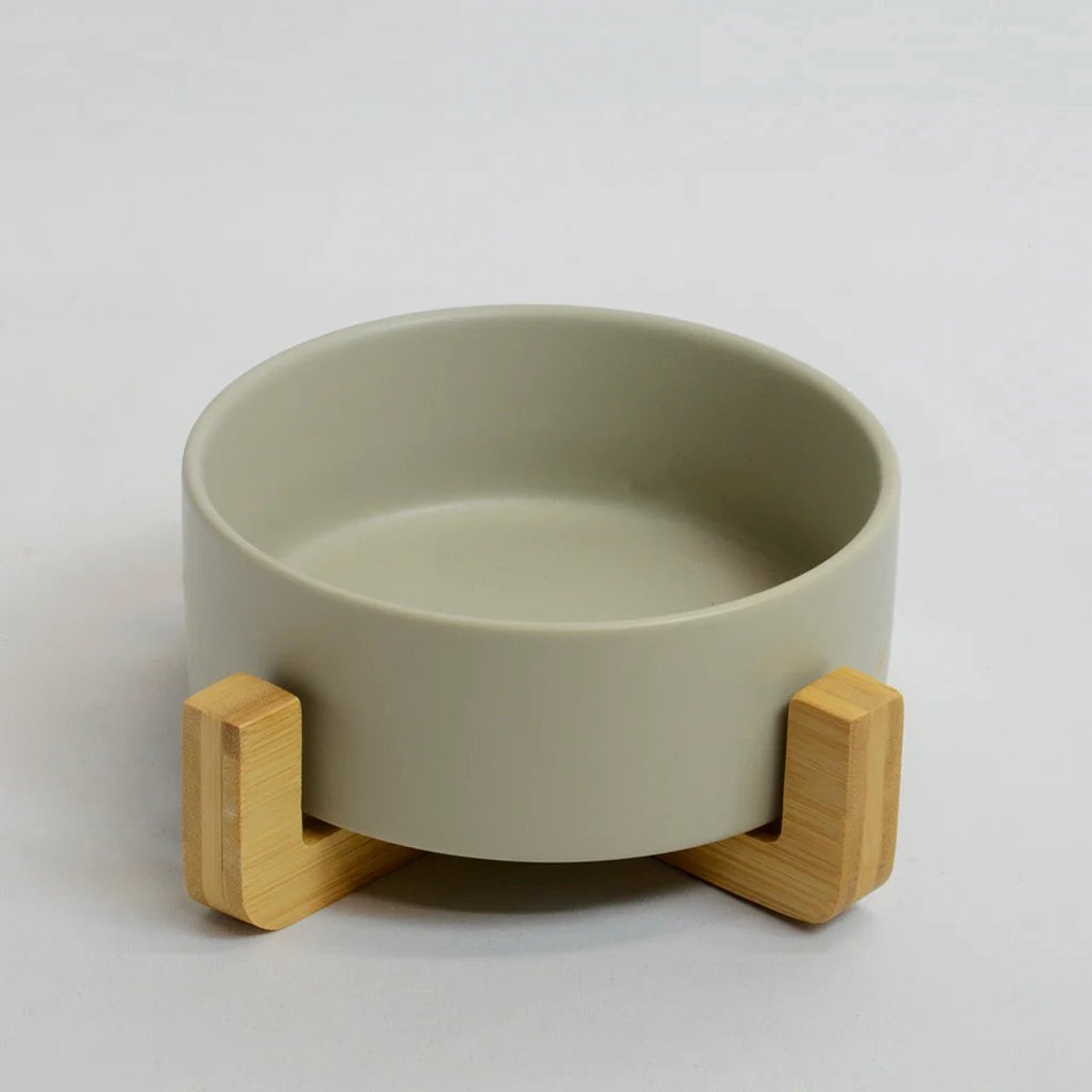 Keramisch drinkbakje konijn met bamboe houder grijs Keramisch drinkbakje konijn met bamboe houder grijs
