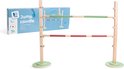 Houten hordenparcours met twee staanders, groen-witte en rood-wit geblokte balken. Doos ernaast.