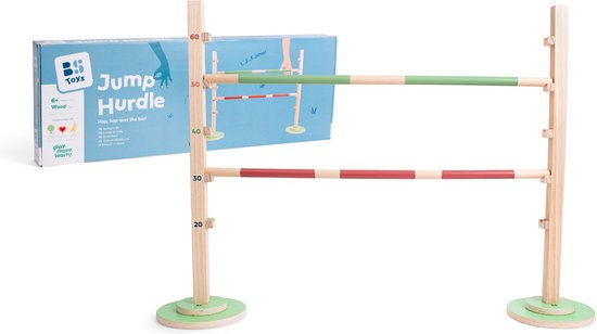 Houten hordenparcours met twee staanders, groen-witte en rood-wit geblokte balken. Doos ernaast.