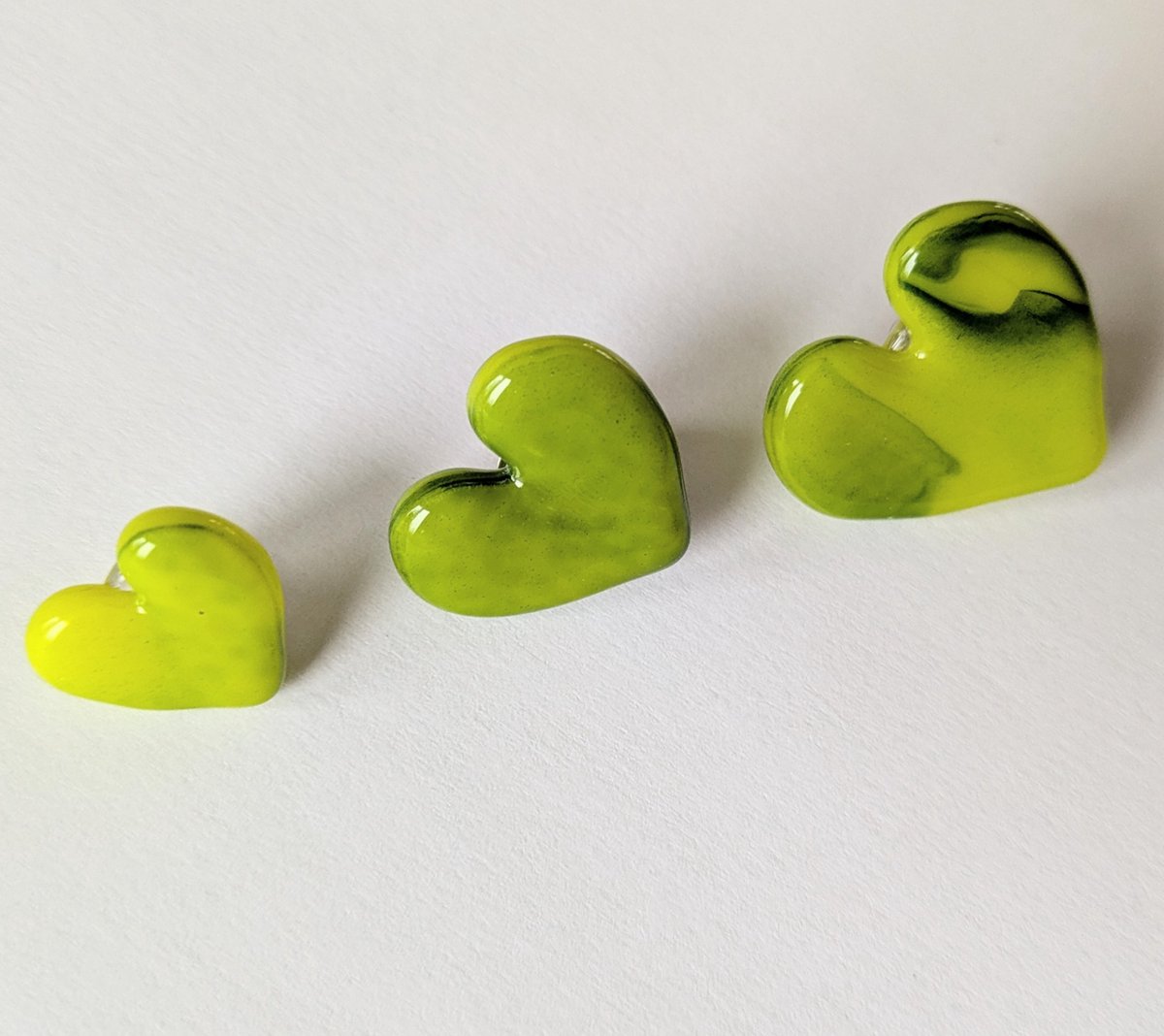 M-apART Broche, set van 3 handgemaakte groene hartjes van glas, pins