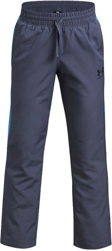 Grijze joggingbroek met blauwe strepen aan de zijkanten en Under Armour logo.