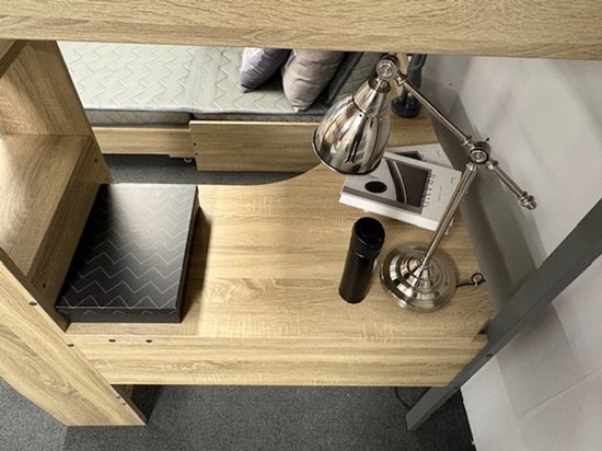 Jasper Hoogslaper met bureau en bank