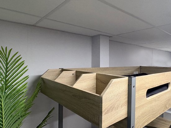 Jasper Hoogslaper met bureau en bank