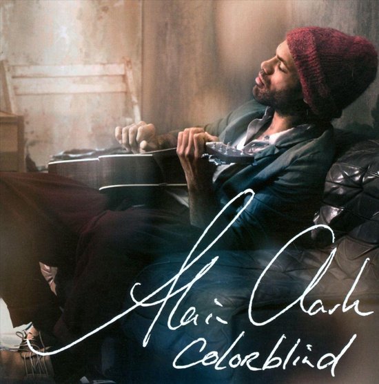 Alain Clark "Colorblind" albumcover met Alain Clark die gitaar speelt en een rode muts draagt.
