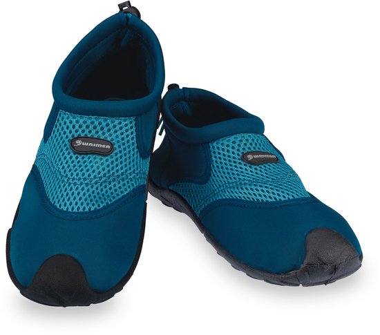 Een paar blauwe waterschoenen met een mesh paneel op de wreef en een verstelbaar koord.