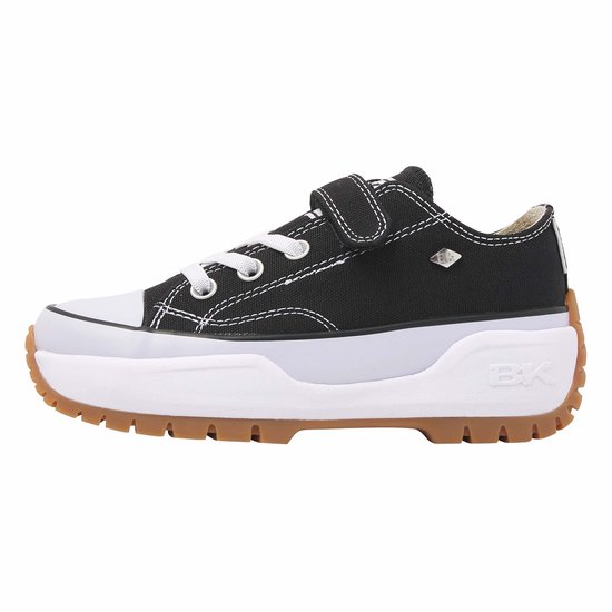 Zwarte lage sneaker van British Knights met witte stiksels, witte zool en bruine rubberen loopzool. Klittenbandsluiting.