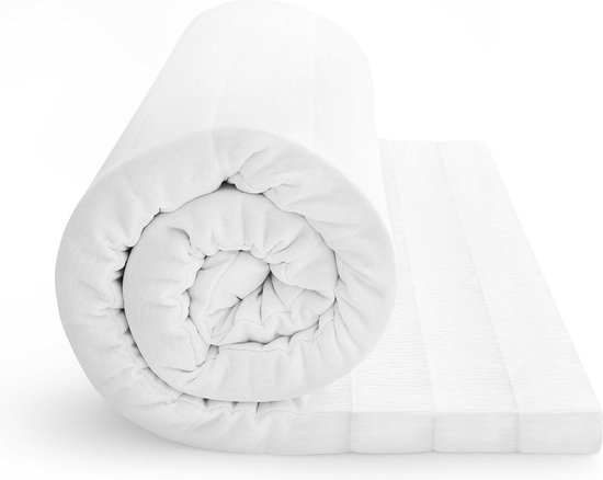 Sur-matelas blanc roulé en cylindre, avec motif rayé.