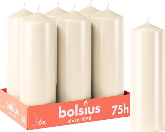Doos met 6 ivoorkleurige stompkaarsen van Bolsius. Een enkele kaars is zichtbaar op de voorgrond.