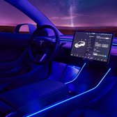 Interieur van een Tesla met blauwe ambient verlichting langs dashboard en middenconsole.