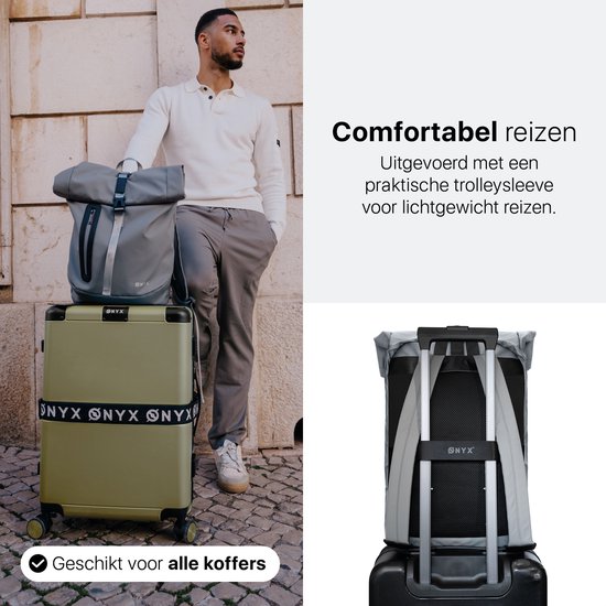 Man met grijze ONYX rolrugzak op een groene koffer met ONYX band, staand op straat.