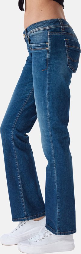 Zijkant van een model in een nauwsluitende blauwe bootcut jeans met gestructureerde achterzakken.