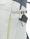 Grijze Vaude rugzak met een lichtgrijs voorpaneel met geometrisch patroon, telefoon in zijvak.