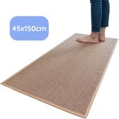 Een beige keukenloper van 45x150cm met een geweven textuur, waarop blote voeten staan.