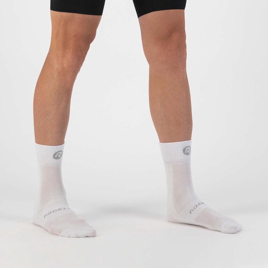 Witte fietssokken met een 'R' logo op de schacht en 'ROGELI' op de voet.