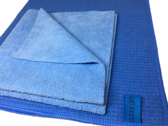 Twee blauwe microvezeldoeken; een grote met een honingraatstructuur en een kleinere, zachte doek erop.
