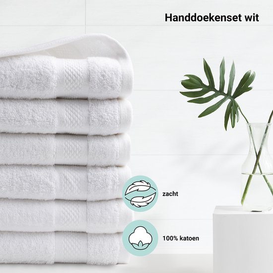 Stapel witte handdoeken met een zachte textuur en 100% katoen. Handdoekenset wit.
