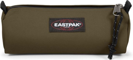 Groene Eastpak etui met rits, het Eastpak logo en een touwtje aan de zijkant.
