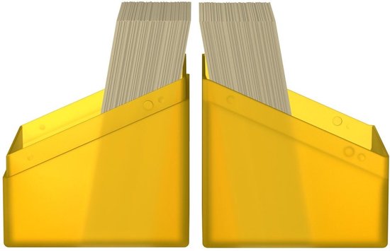 Twee gele Ultimate Guard Boulder deck cases gevuld met kaarten.
