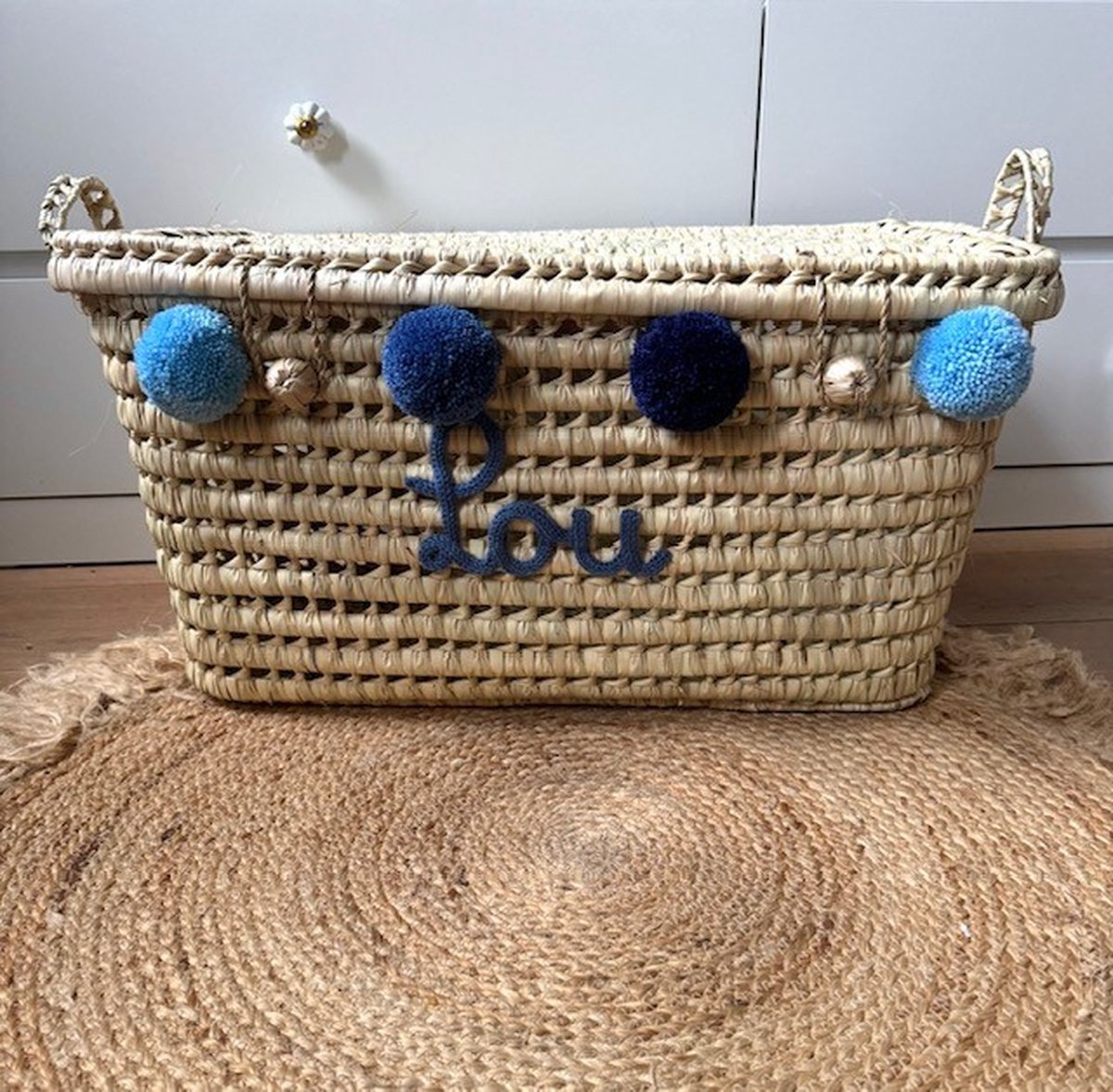 Opbergmand - Rieten mand - 60cm - Speelgoed - Opbergen - Mand met naam - Pompon - Wol - Gepersonaliseerd - Handgemaakt - Decoratie - Geboortegeschenk - Verjaardagscadeau - Kraamgeschenk - Geboorte - Marokko - Palmblad - Cadeau - Kinderkamer - Koffer