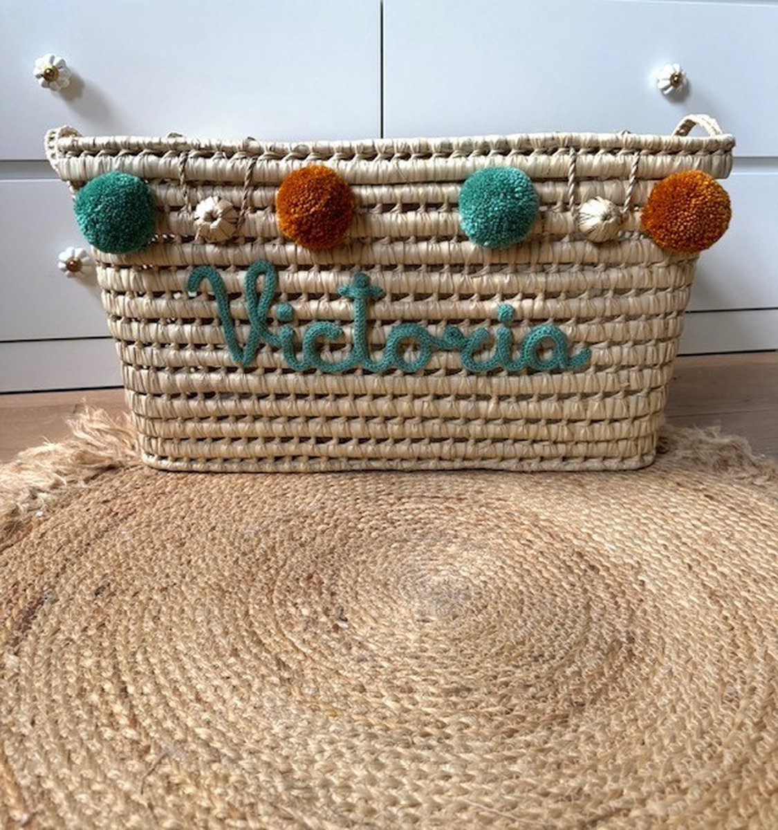 Opbergmand - Rieten mand - 60cm - Speelgoed - Opbergen - Mand met naam - Pompon - Wol - Gepersonaliseerd - Handgemaakt - Decoratie - Geboortegeschenk - Verjaardagscadeau - Kraamgeschenk - Geboorte - Marokko - Palmblad - Cadeau - Kinderkamer - Koffer