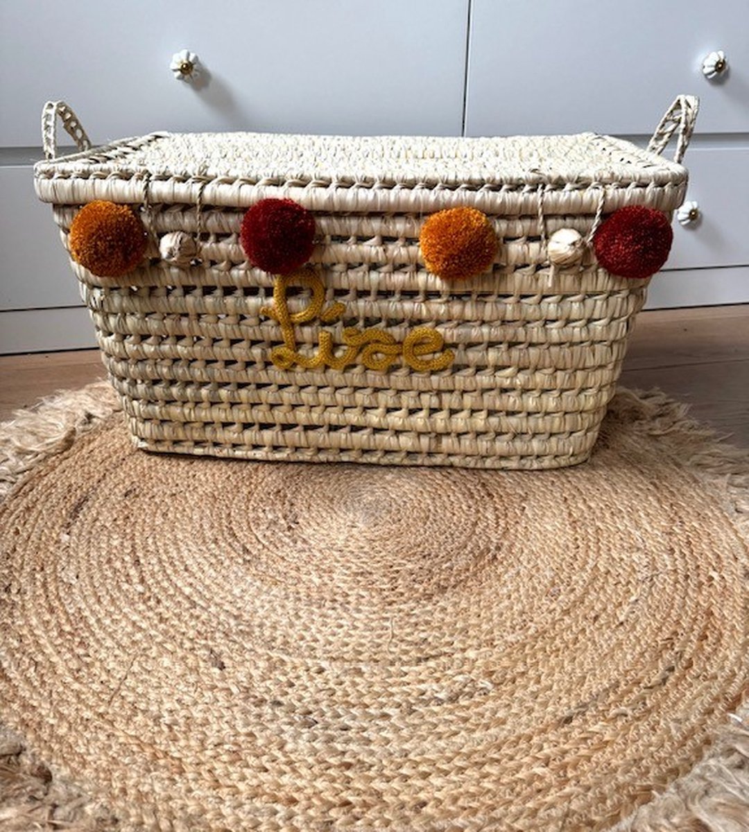 Opbergmand – Speelgoedmand – 60cm - Speelgoedkoffer – Koffer - Rieten mand - Speelgoed - Opbergen - Mand met naam - Pompon - Wol – Geschenk – Sint – Kerst – Verkleedkoffer - Kinderkamer - Gepersonaliseerd - Handgemaakt - Decoratie - Geboorte - Cadeau