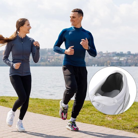 Een man en een vrouw rennen buiten. Een detail van een witte schoen met een hielkussentje.