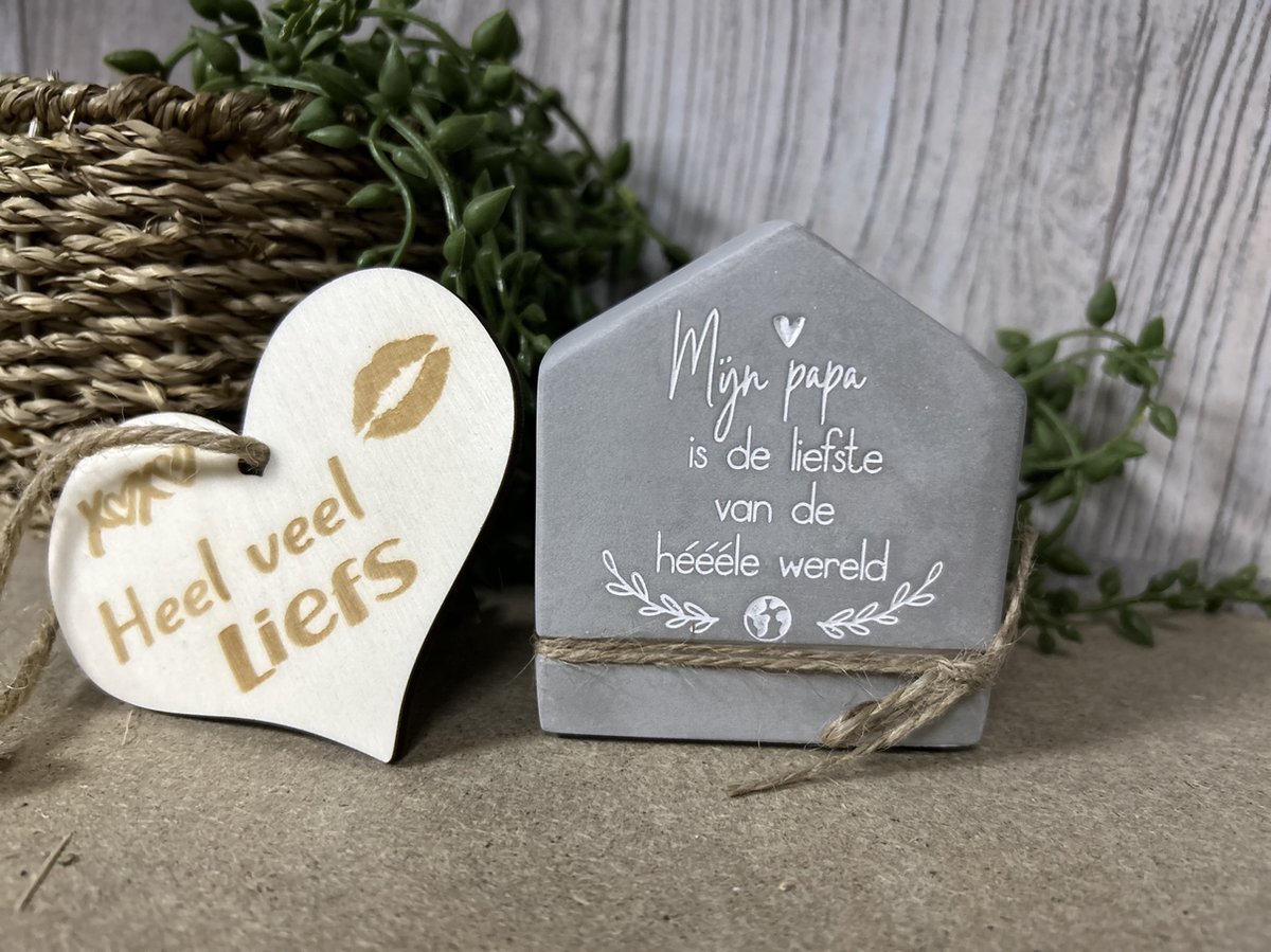 Creaties van Hier – Cement house Papa met houten hartje - 8 cm – Cement