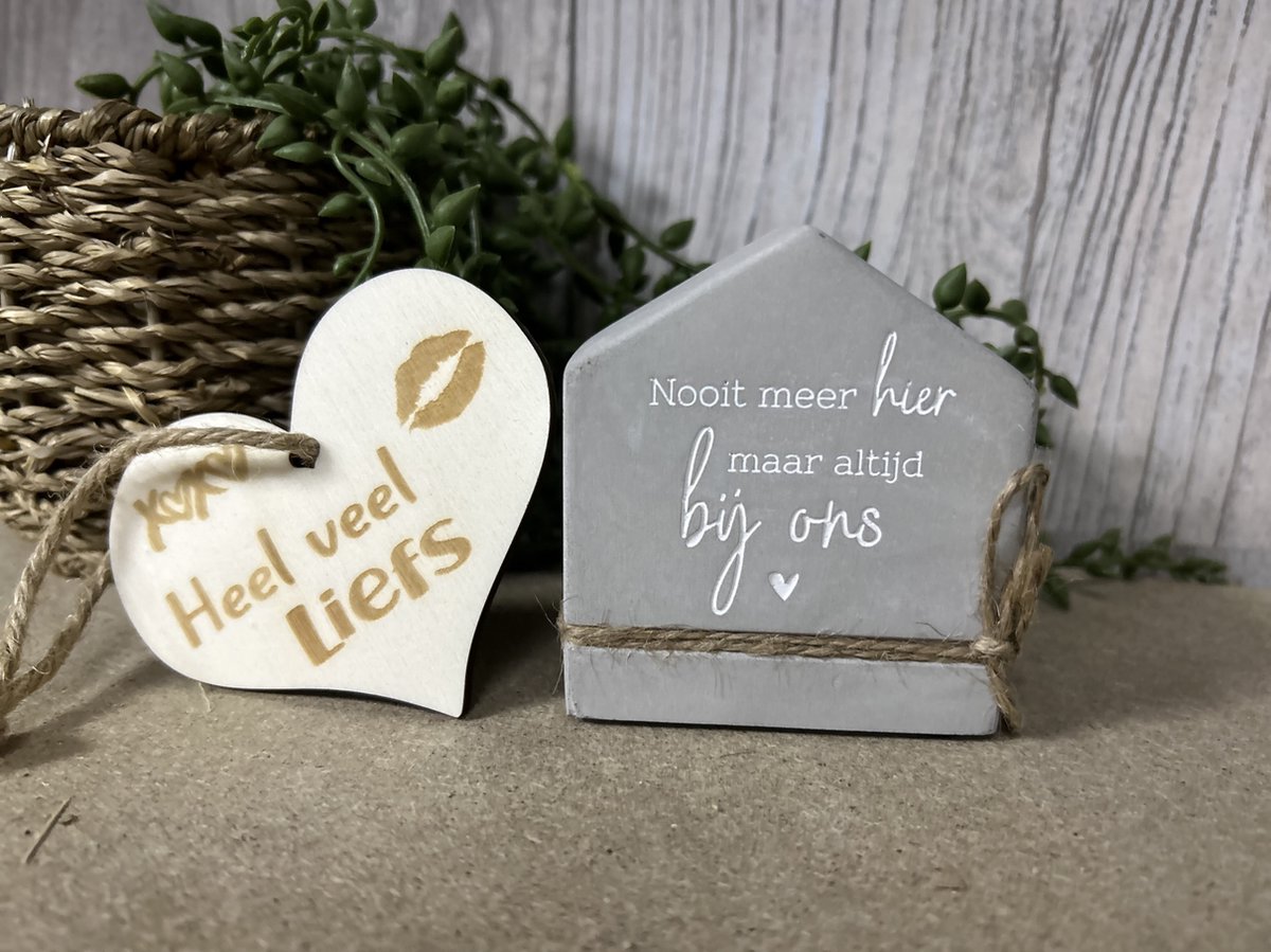 Creaties van Hier – Cement house Altijd bij ons met houten hartje - 8 cm – Cement