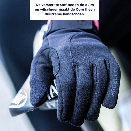 Close-up van een hand in een zwarte Rogelli Core II fietshandschoen met versterking tussen duim en wijsvinger.