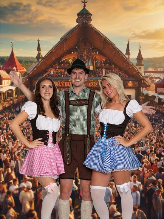 Twee vrouwen in dirndljurken (roze en blauwe ruiten) en een man in lederhosen, voor een menigte en gebouw.