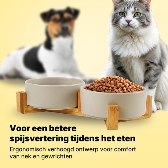Hond en kat kijken naar grijze keramische dubbele voerbak op bamboe standaard, voor betere spijsvertering.