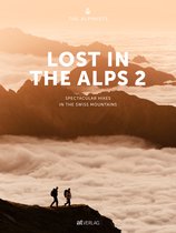 Twee wandelaars met rugzakken lopen op een bergkam, met bergen en wolken op de achtergrond. Titel: Lost in the Alps 2.