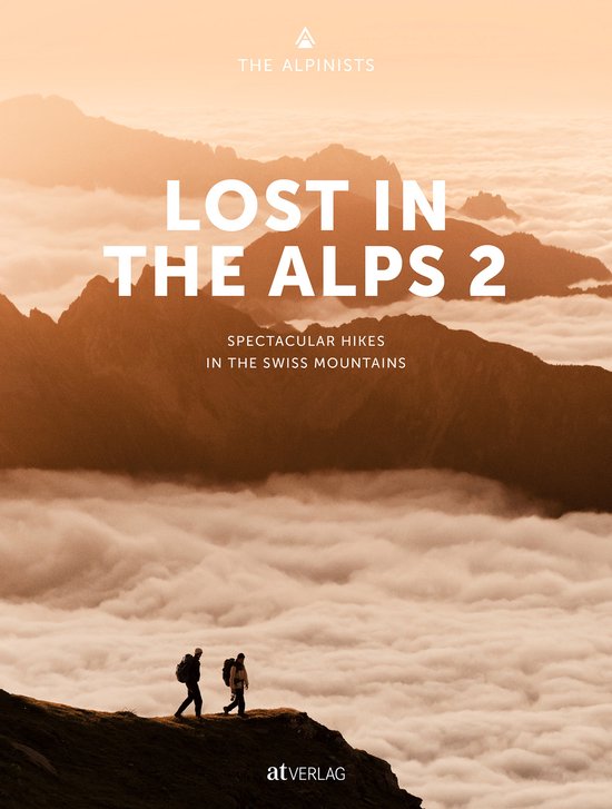 Twee wandelaars met rugzakken lopen op een bergkam, met bergen en wolken op de achtergrond. Titel: Lost in the Alps 2.
