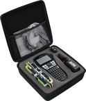 Dymo LabelManager 420P labelmaker in een open zwarte draagkoffer, met labelrollen, oplader en handleiding.
