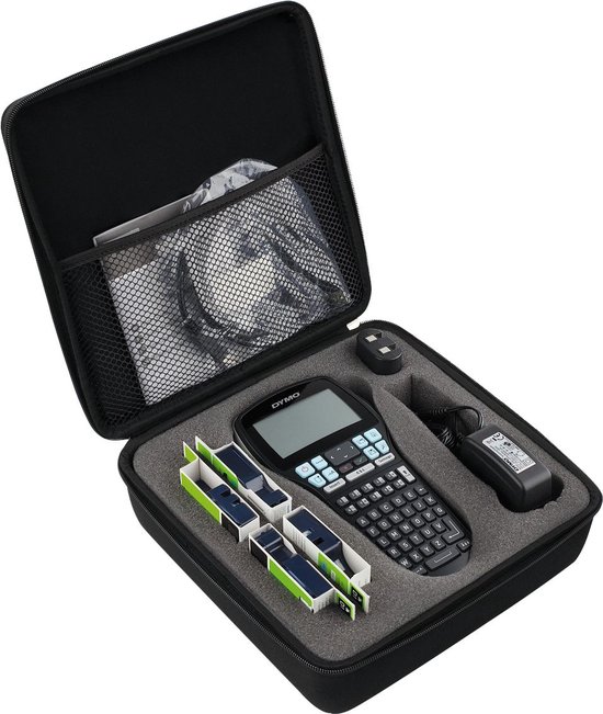 Dymo LabelManager 420P labelmaker in een open zwarte draagkoffer, met labelrollen, oplader en handleiding.
