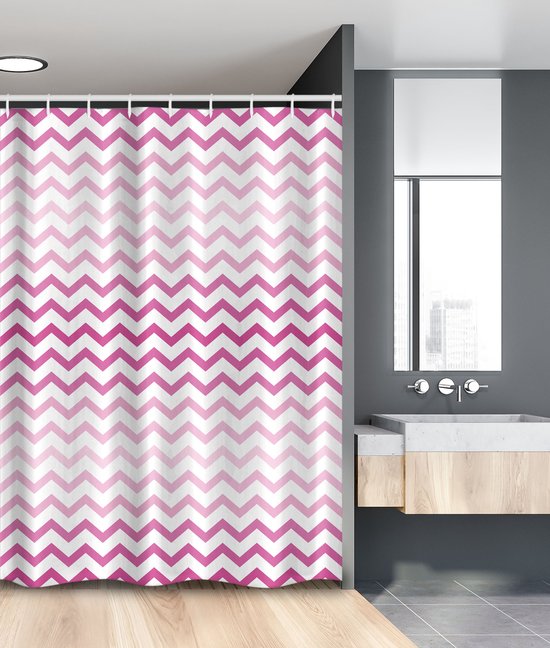 Rideau de douche avec un motif chevron rose et blanc.